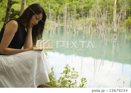 一人旅をする女性 一人旅をする女性 23679234