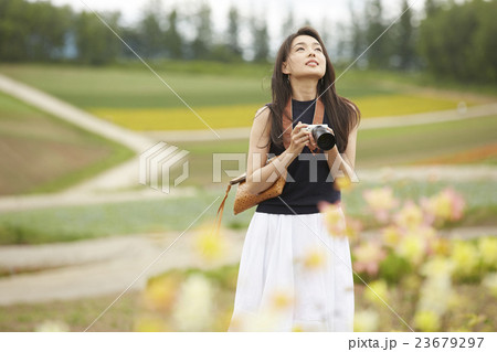 一人旅をする女性 一人旅をする女性 23679297