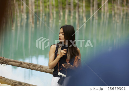 一人旅をする女性 一人旅をする女性 23679301