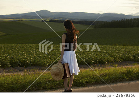 一人旅をする女性の写真素材