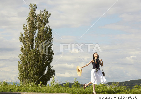 一人旅をする女性 23679636