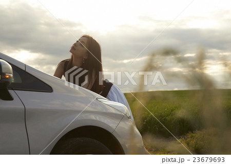 一人旅をする女性 一人旅をする女性 23679693