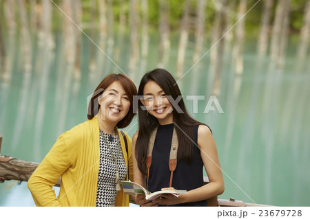 行旅を楽しむ親子 行旅を楽しむ親子 23679728