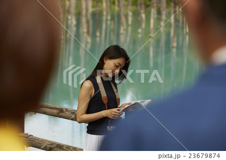 一人旅をする女性 23679874
