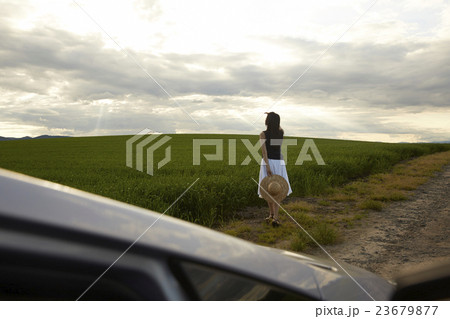 一人旅をする女性 23679877