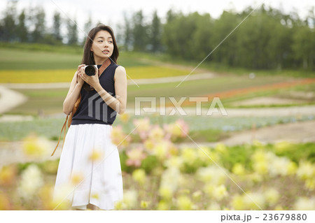 一人旅をする女性 23679880