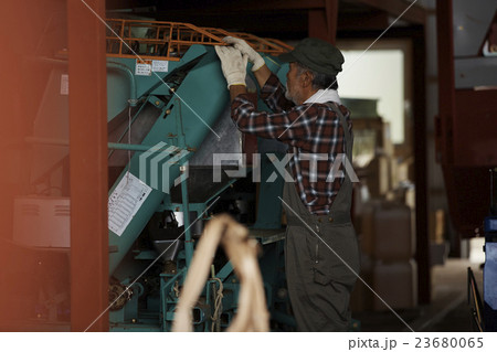 農業機械を使う農家 23680065