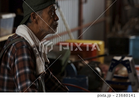 トラクターを整備する男性 23680141