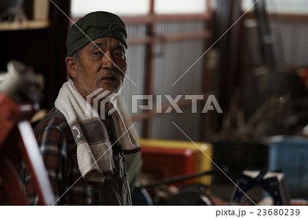 トラクターを整備する男性 23680239