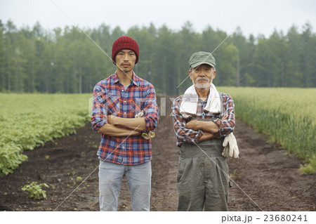 農家親子　ポートレート 23680241