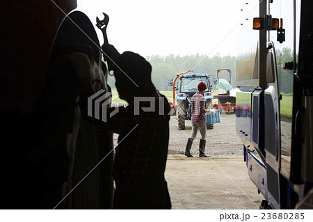 トラクターを整備する農家 23680285