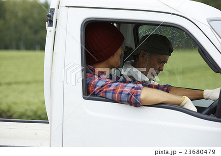 農家親子　運転 23680479
