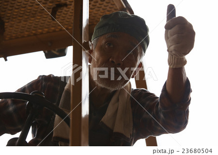 トラクターを運転する男性 トラクターを運転する男性 23680504