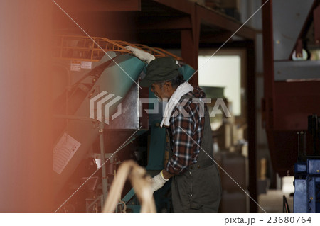 農業機械を使う農家 23680764