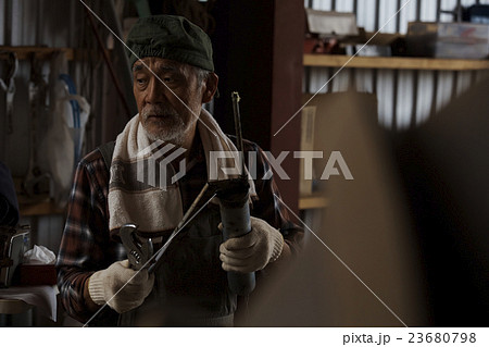 トラクターを整備する男性 23680798