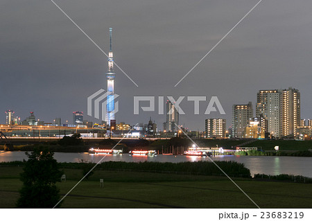 東京スカイツリーと北千住桟橋付近の屋形船の夜景 Aの写真素材