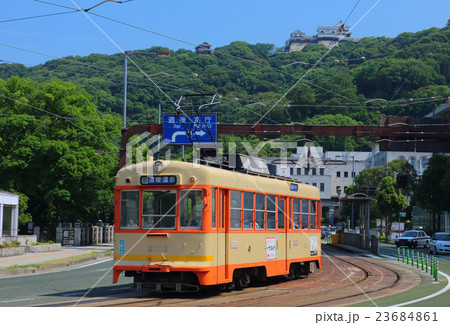 伊予鉄電車と松山城 23684861