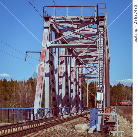 the train arrives at the railway bridge, toning the train arrives at the railway bridge, toning 23687438