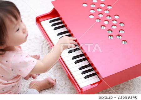 赤ちゃん トイピアノ オモチャ おもちゃ ベビー 1歳 1才 笑顔 笑う 遊ぶ 玩具 子供 赤子 の写真素材