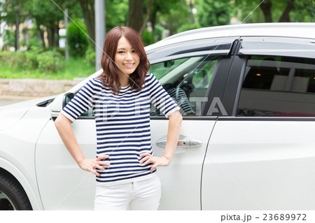 女性と自動車 23689972