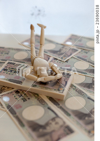 札束を持った人 23690038