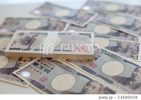 お金　札束 23690039