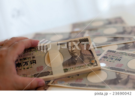 お金　札束 23690042