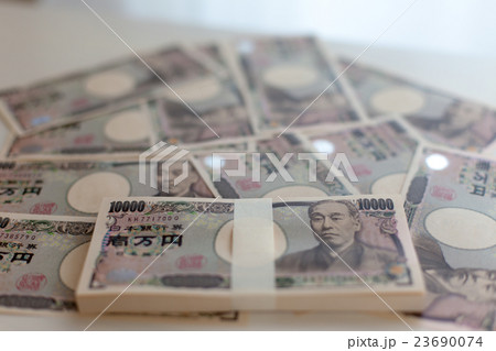 お金　札束 23690074