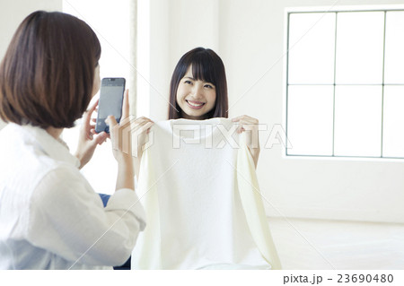 写真を撮る20代女性2人 23690480