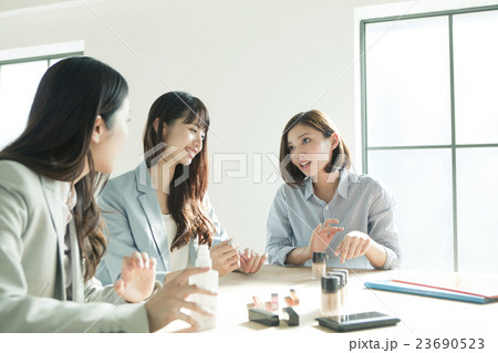化粧品を試す20代女性3人 化粧品を試す20代女性3人 23690523