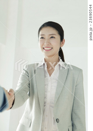 握手をするの20代女性 23690544