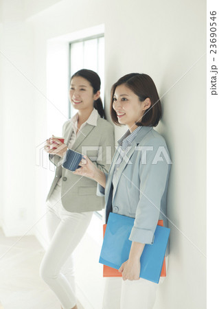 休憩をする20代女性2人 23690546