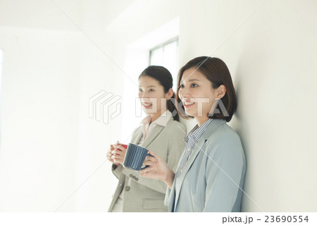 休憩をする20代女性2人 23690554