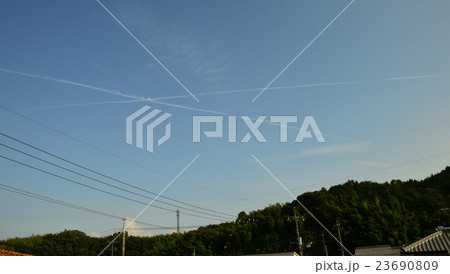 あわやニアミスだったのでは？　クロスする飛行機雲、秋空にクッキリと描いた飛行機雲３ 23690809