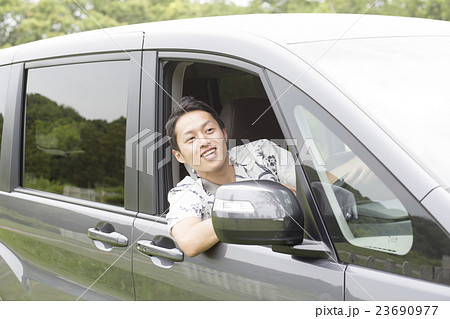 ドライブをする男性 23690977