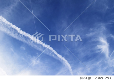 大空にダイナミックな卷雲　飛行機雲 23691293