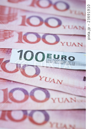 中国人民元紙幣とユーロ紙幣 23691910