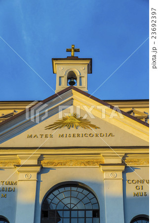 朝陽があたる夜明けの門の十字架 朝陽があたる夜明けの門の十字架 23692397