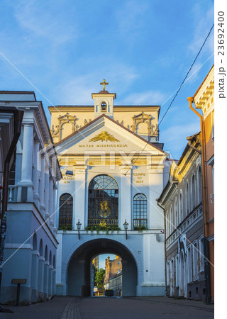 朝陽があたる夜明けの門 23692400