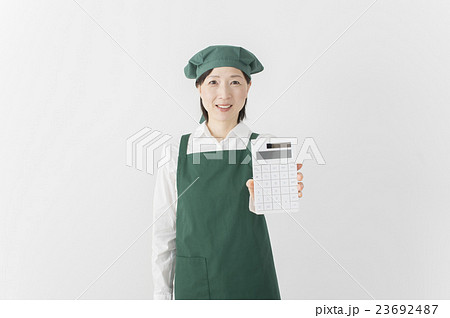 電卓を持つスーパー店員 23692487