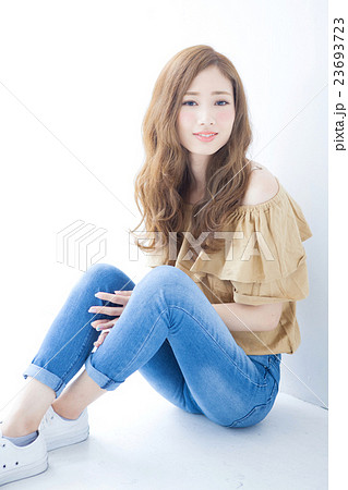 若い女性のヘアサロンイメージ 若い女性のヘアサロンイメージ 23693723