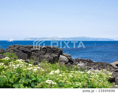 利尻島沓形岬公園から見た礼文島 23694696