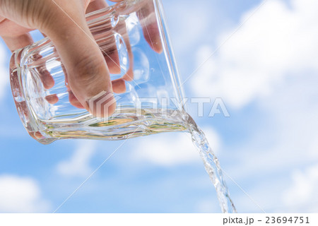 水を流す手 23694751