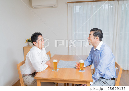 ビールを飲みながら談笑する親子 23699135