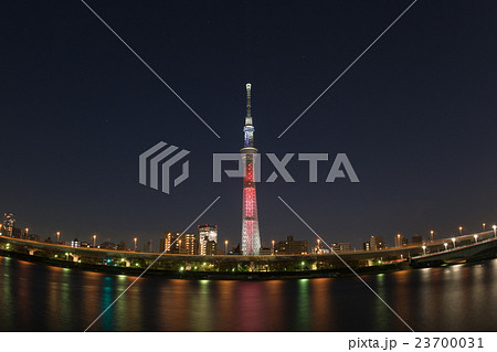 東京スカイツリー 十字のライトセーバー 特別ライティングと隅田川の夜景 魚眼 Bの写真素材