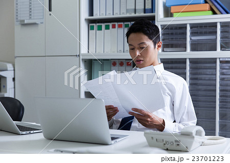 夜中まで残業するビジネスマン 23701223