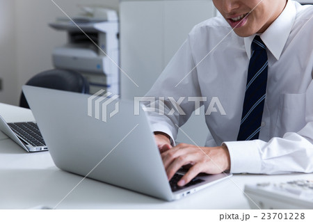 悪事を働くビジネスマン 23701228