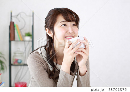 コーヒーを飲む女の子の写真素材
