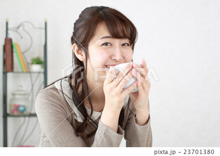 コーヒーを飲む女の子 23701380