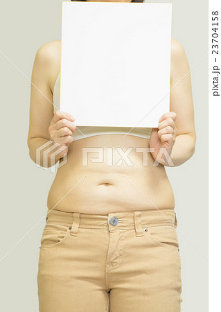 女性のぽっちゃりおなか 女性のぽっちゃりおなか 23704158